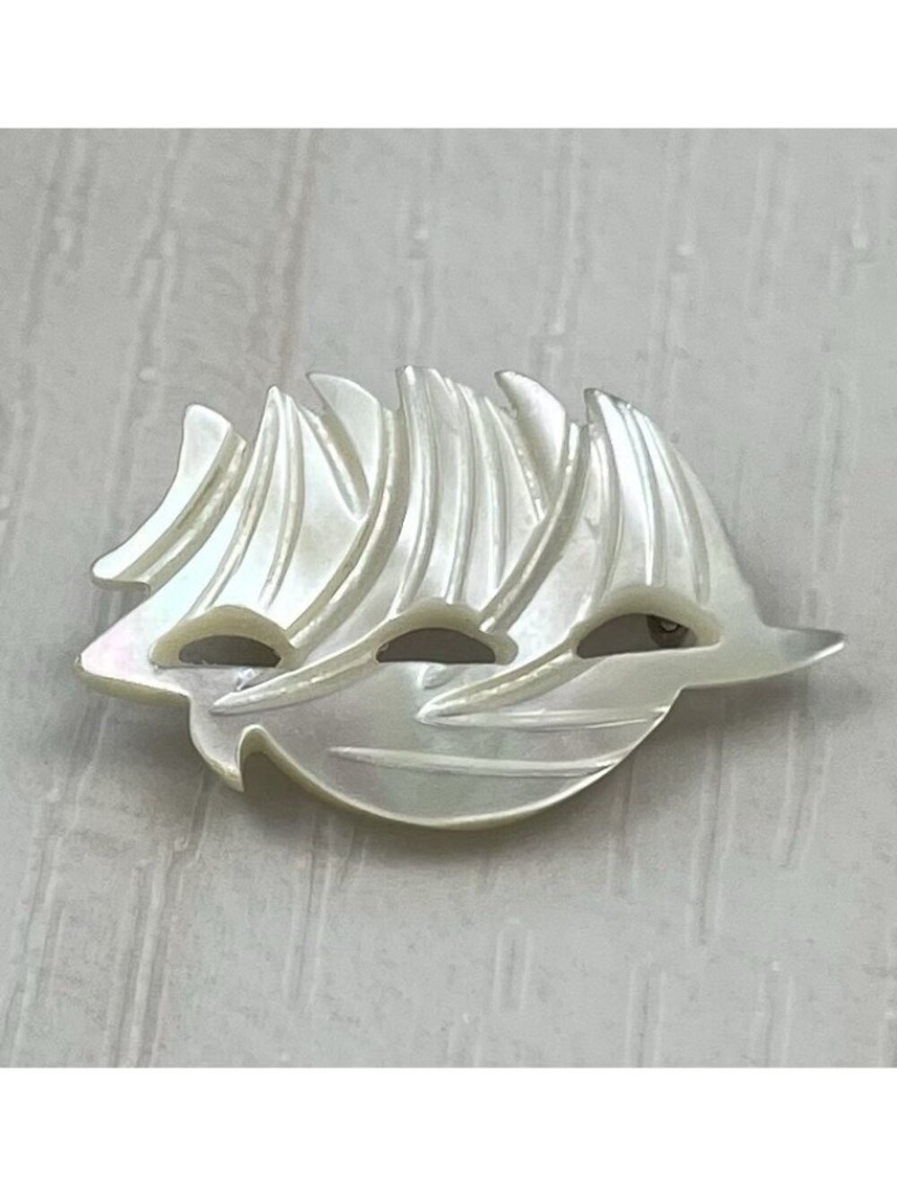 VTG 1" Mother of Pearl Sailboat Boat BROOCH Pin Pinback Made in Taiwan EUC